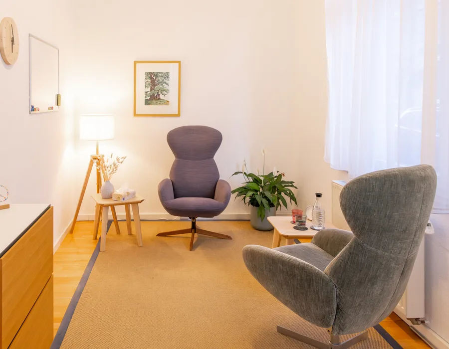 Therapieraum mit zwei Sesseln und Pflanzen am Fenster