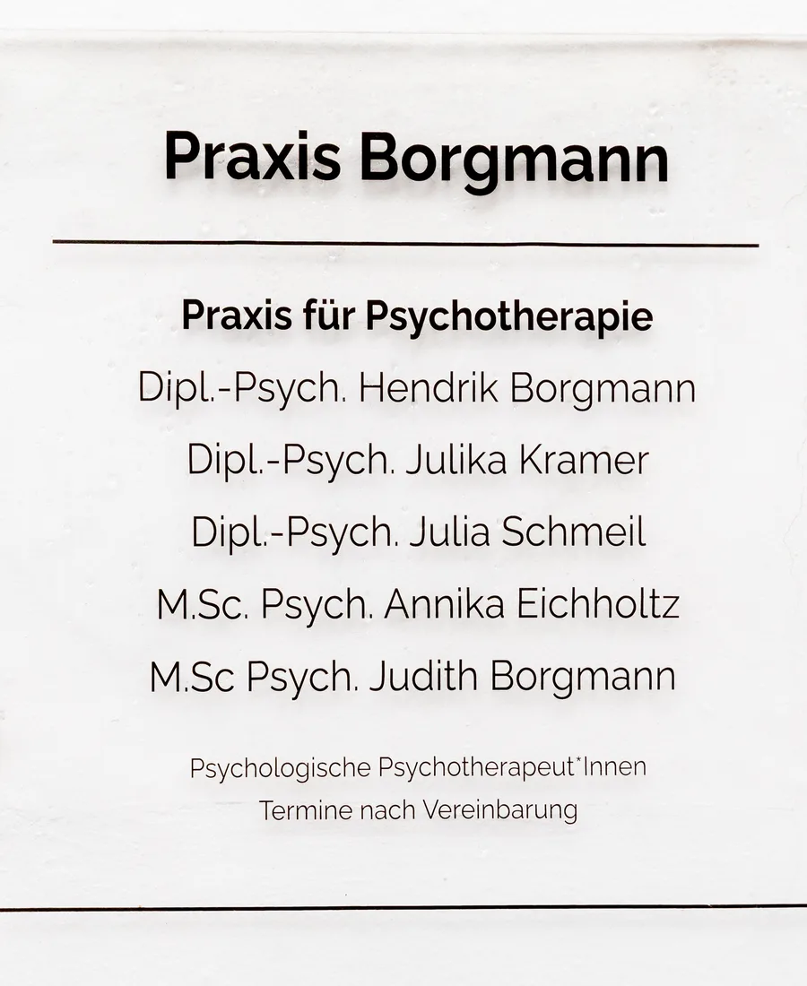 Praxisschild am Eingang mit den Namen des Behandlungsteams