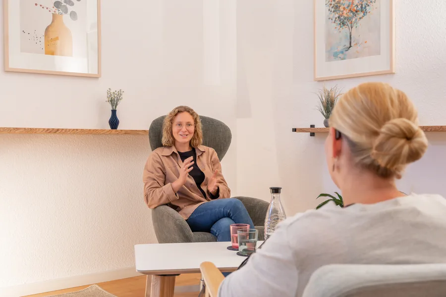 Judith Borgmann im Gespräch in einem der Therapieräume